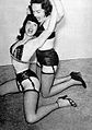 Бетти Пейдж дерётся с неизвестной соперницей. Фото — Ирвинг Клау[en], 1950-е годы.