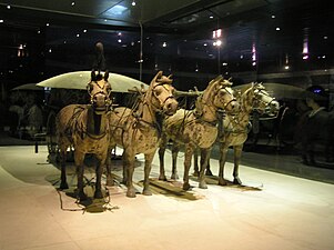 Статуи включают множество воинских частей императорской армии того времени. Здесь мы видим колесницу, запряжённую четвёркой лошадей.