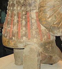 Терракотовые воины когда-то были покрашены. Сегодня лишь несколько статуй содержат небольшое количество краски. Обратите также внимание на детали подошвы у воина.
