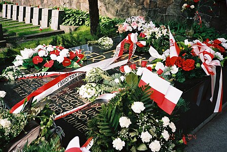 Надгробие на кладбище Росса. 2004