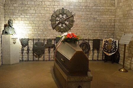Саркофаг с телом Пилсудского в крипте собора святых Станислава и Вацлава