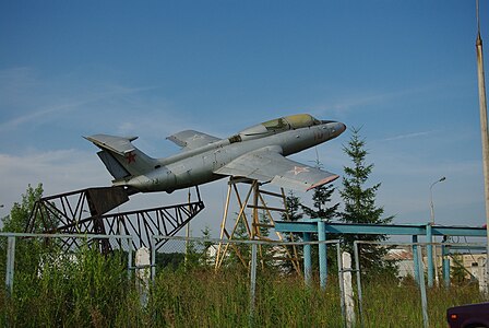 Самолёт-памятник Aero L-29 Delfin на территории центра космической связи