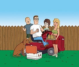 Хэнк, Пегги, Бобби и Луэнн на лужайке перед домом