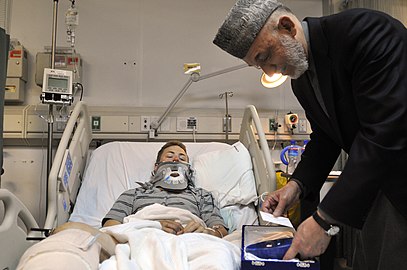 Визит Карзая в военный госпиталь на американской базе Баграм в 2010 году