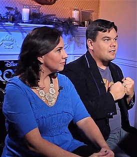 Кристен (слева) и Роберт Лопес в интервью Дульсе Осуна в 2019 году