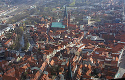 Город в 2003 году, в центре церковь святого Иоанна[de], за ней — Люнебургская водонапорная башня.