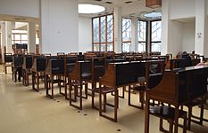 Один из читальных залов библиотеки