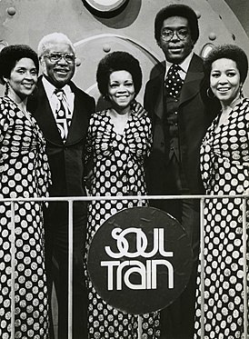 The Staple Singers с ведущим Soul Train Дон Корнелиус в 1974 году.