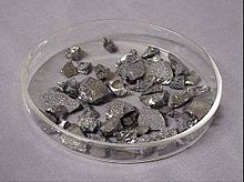 Несколько десятков маленьких угловатых каменных форм, серых со случайными серебряными пятнами и бликами.