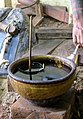 Водяные часы для чеканки сусального золота в Мандалае (Мьянма)