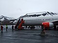 Высадка пассажиров Boeing 737-800 авиакомпании Scandinavian Airlines System