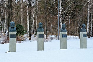 Аллея героев: бюсты (слева направо) А. А. Абрамушкина, П. А. Гостева, И. В. Дубова, С. А. Завьялова