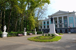 Дворец культуры «Россия» и памятник В. И. Ленину