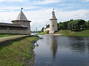 Высокая и Плоская башни. Вид со стороны р. Псковы