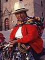 Женщина-кечуа, продающая сувениры (Куско, Перу)