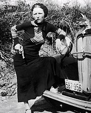 Паркер позирует с револьвером и сигарой, апрель 1933 г. Это одна из тех фотографий, которые создали вокруг Паркер ошибочный образ
