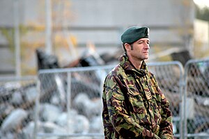 Солдат СВ Новой Зеландии в оцеплении после землетрясения в Кентербери