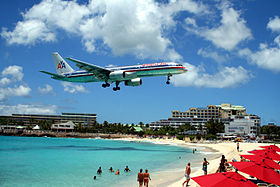 Boeing 757 совершает посадку в аэропорту Принцессы Юлианы над головами туристов, отдыхающих на пляже Махо.
