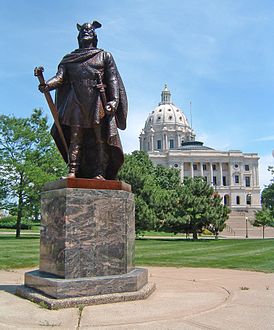 Памятник Лейфу Эрикссону перед Капитолием штата Миннесота
