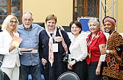 Участники 37-го Всемирного конгресса Международного совета по детской книге (IBBY). Писательница Нурсулу Шаймерденова (вторая справа), писатель Мемпо Джардинелли (второй слева)