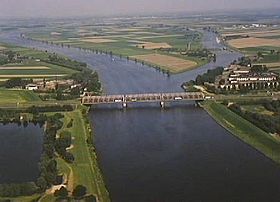 Мост Кейзерсвер через Бергсе-Маас возле Гертрёйденберга; справа - Ауде-Маасье