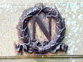 Эмблема Наполеона на фасаде