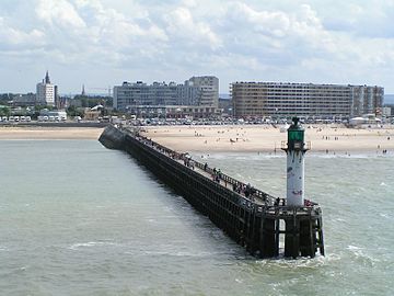 Вид на набережную и пирс с моря