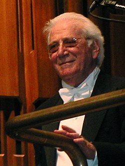 Голдсмит дирижирует Лондонским симфоническим оркестром, 2003