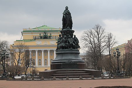 Памятник Екатерине II (площадь Островского) на фоне Александринского театра