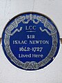 Синяя табличка: «Сэр Исаак Ньютон (1642—1727) жил здесь»