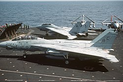 F-14 из 32-й истребительной эскадрильи ВМС США на палубе авианосца «Джон Ф. Кеннеди», 1986 год. Самолёты этой эскадрильи участвовали в инциденте 1989 года.