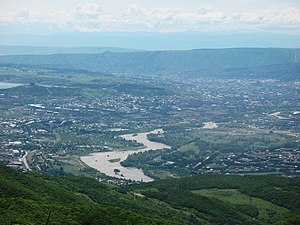 Вид на северо-западные окраины Тбилиси вниз по течению Куры