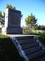 Отреставрированный памятник на родине Лайдонера в селе Вардья (2005 г.)