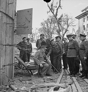 Черчилль сидит на сломанном стуле из фюрербункера в июле 1945 года