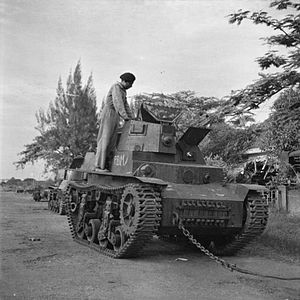 Танкист индийского танкового полка осматривает лёгкий танк Marmon-Herrington CTLS индонезийских националистов, захваченный британскими войсками в ходе боёв за Сурабаю