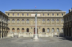 Здание Школы изящных искусств на рю Бонапарт, 14 в Париже
