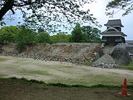 Разрушенная каменная стена замка Кумамото