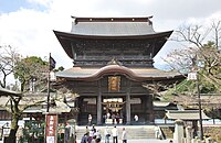 Надвратная башня[en] святилища Асо-дзиндзя[en], важная культурная ценность, разрушена землетрясением (фото 2012 года)