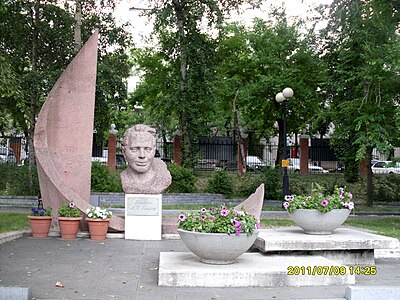 Мемориал Аркадию Гайдару в Детском городском парке отдыха. Автор — Галина Мазуренко. Открыт 1 июня 1972 года. В 1972—2005 годах парк носил имя Аркадия Гайдара[90]