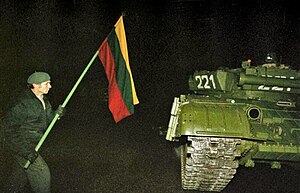 Один из протестующих с флагом около советского танка. Ночь 13 января 1991 года