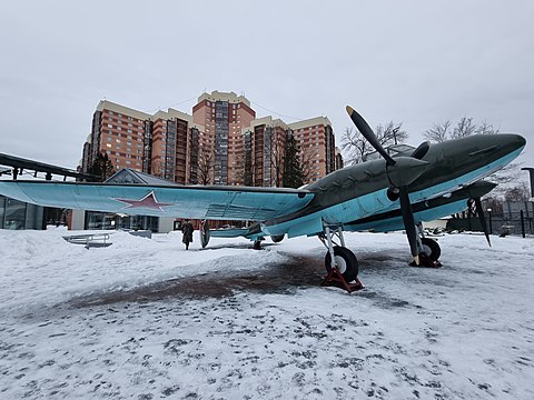 Самолёт Пе-2 на территории музея