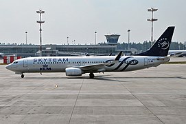 Boeing 737-900 KLM в цветах SkyTeam на перроне