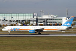Пострадавший Boeing 757-300 авиакомпании Arkia в аэропорту Мюнхена спустя 3 года после теракта[1].