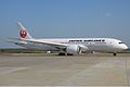 Boeing 787 авиакомпании Japan Airlines на перроне в аэропорту Домодедово