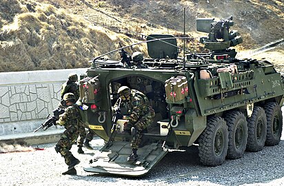 Высадка десанта с БТР M1126 Stryker 2-й пехотной дивизии в Республике Корея.