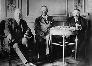 Густав Штреземан, Остин Чемберлен и Аристид Бриан во время переговоров в Локарно
