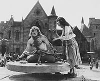 Лон Чейни в роли Квазимодо и Пэтси Рут Миллер в роли Эсмеральды в фильме «Горбун из Нотр-Дама» (1923).