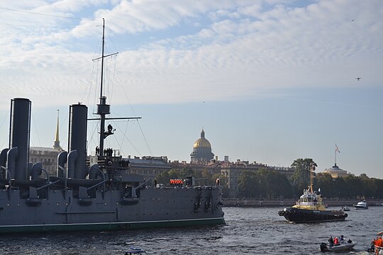 Буксировка «Авроры» по Неве