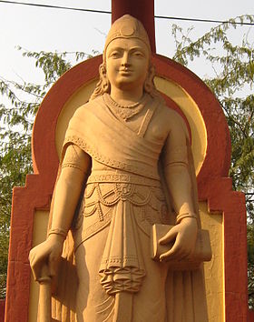 Статуя Чандрагупты 1930-х годов. Храм Лакшми-Нараян.