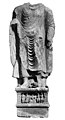 Статуя с надписью «318 год», вероятно, 143 г. н. э.[7] Двое подвижников с правой стороны пьедестала в индо-скифских костюмах (свободные брюки, туника и капюшон).[8]